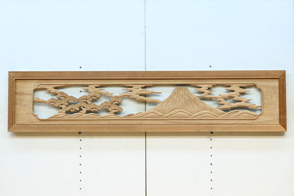 貫録ある富士山を丁寧に描いたガラス入り彫刻欄間　EZ2766　在庫1枚