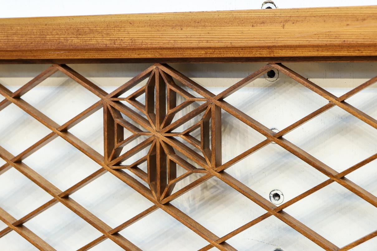 落ち着いた色彩に組子模様が軽やかに浮かぶ菱格子欄間　EZ2770　在庫1枚