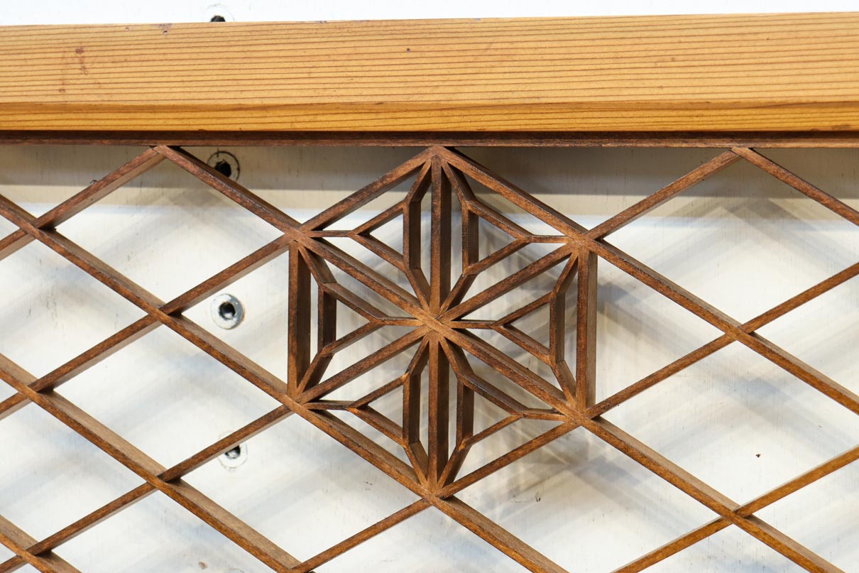 落ち着いた色彩に組子模様が軽やかに浮かぶ菱格子欄間　EZ2770　在庫1枚