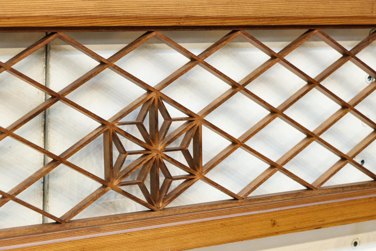 落ち着いた色彩に組子模様が軽やかに浮かぶ菱格子欄間　EZ2770　在庫1枚