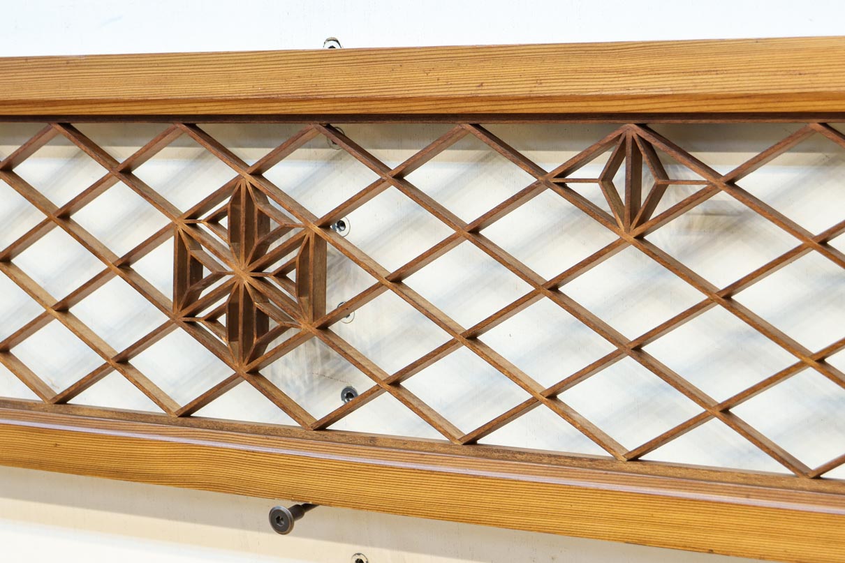 落ち着いた色彩に組子模様が軽やかに浮かぶ菱格子欄間　EZ2770　在庫1枚