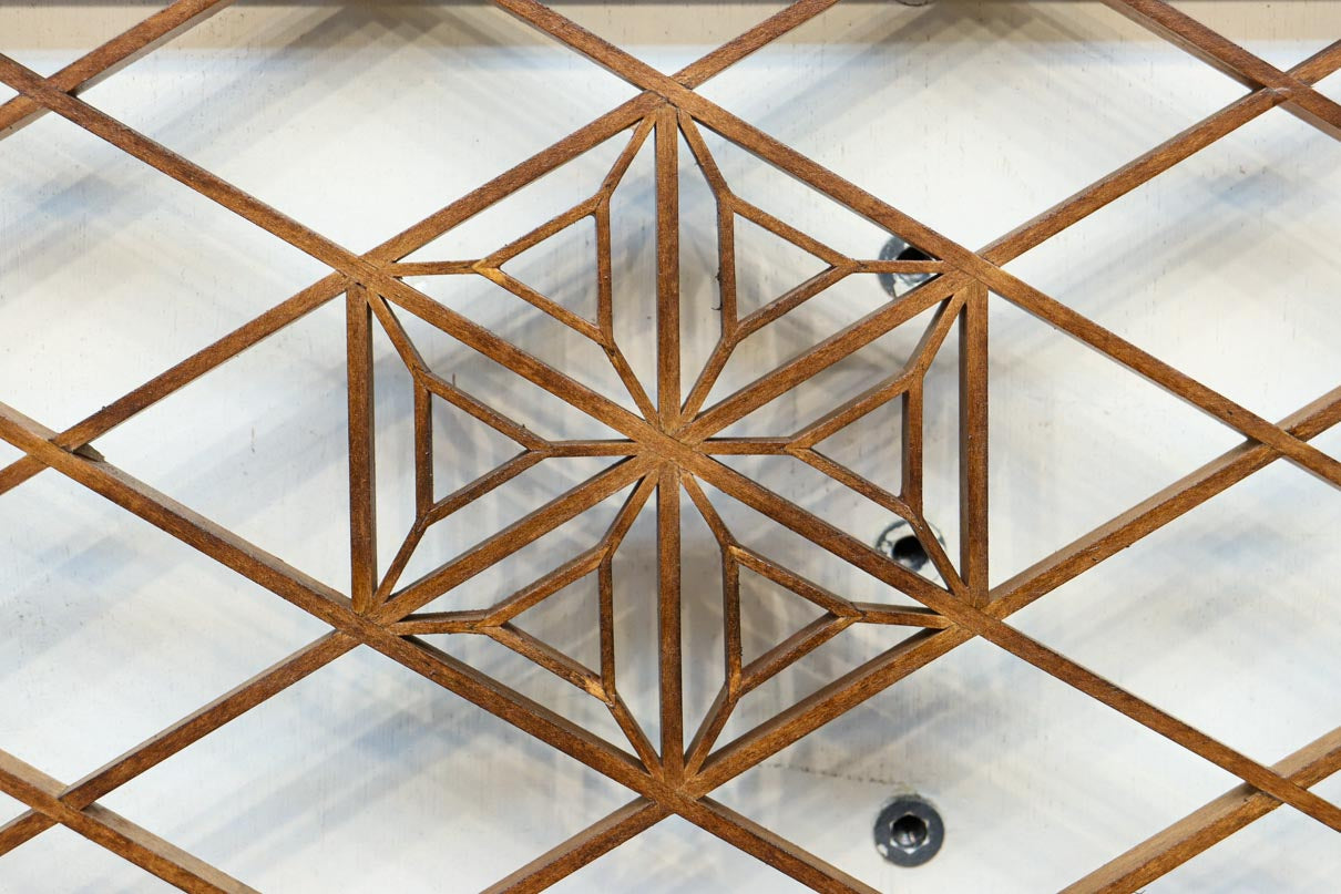 落ち着いた色彩に組子模様が軽やかに浮かぶ菱格子欄間　EZ2770　在庫1枚