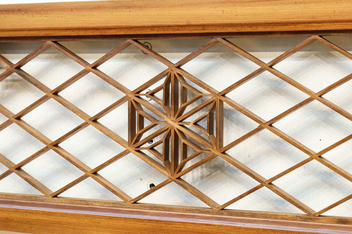 落ち着いた色彩に組子模様が軽やかに浮かぶ菱格子欄間　EZ2770　在庫1枚