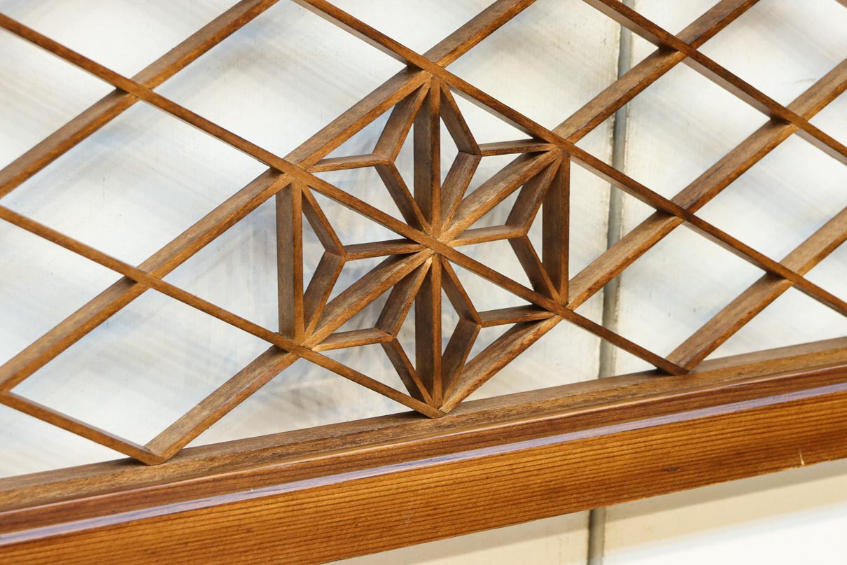 落ち着いた色彩に組子模様が軽やかに浮かぶ菱格子欄間　EZ2770　在庫1枚