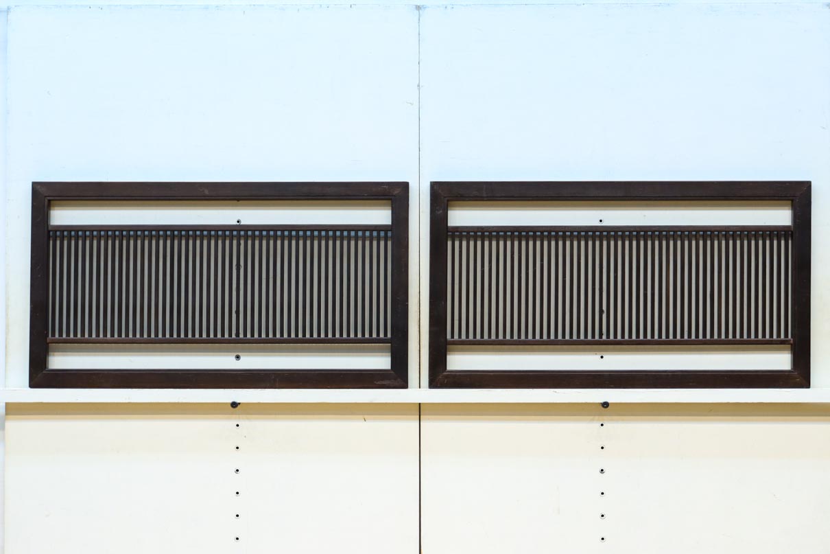 端然と並ぶ縦格子が映える小型欄間　EZ2790　在庫2枚