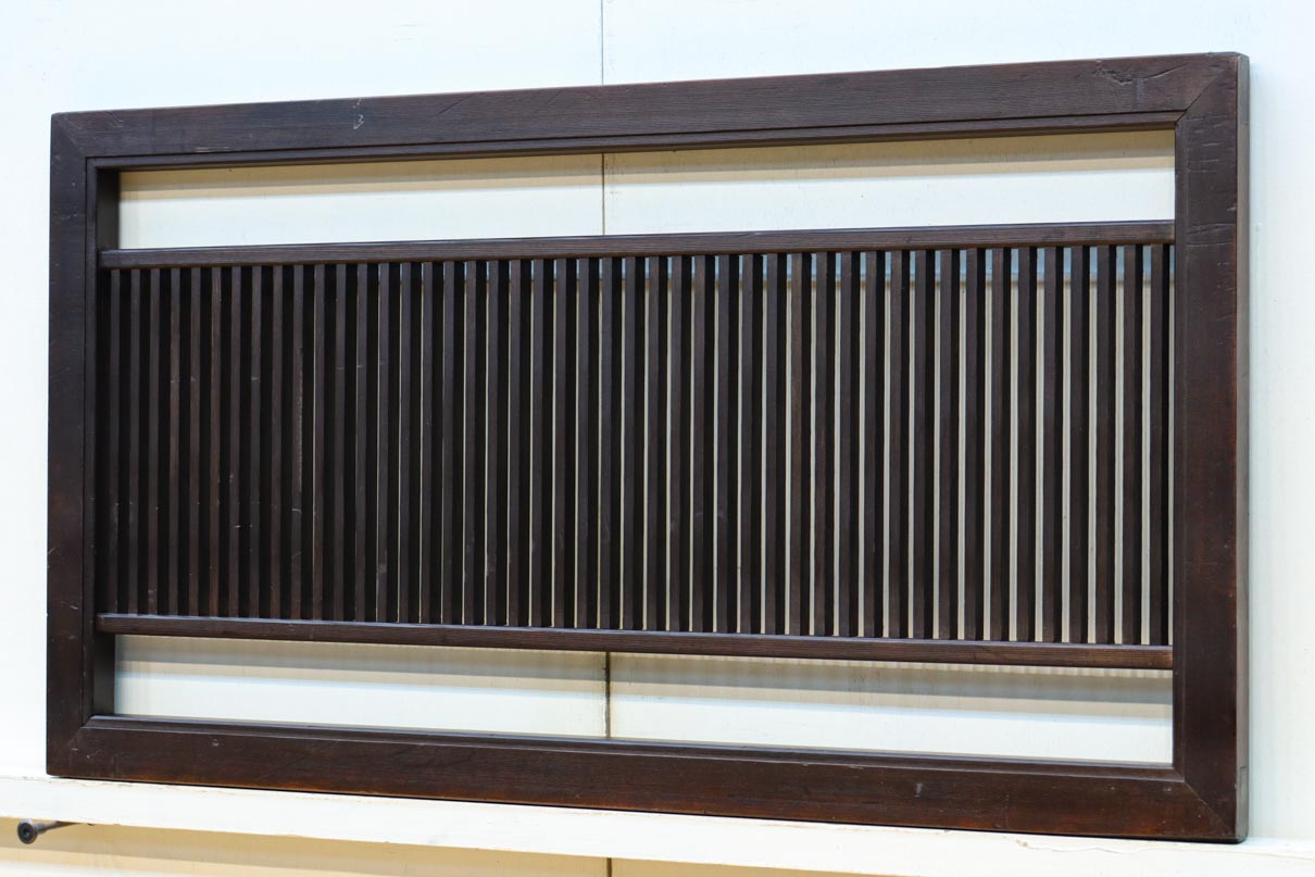 端然と並ぶ縦格子が映える小型欄間　EZ2790　在庫2枚