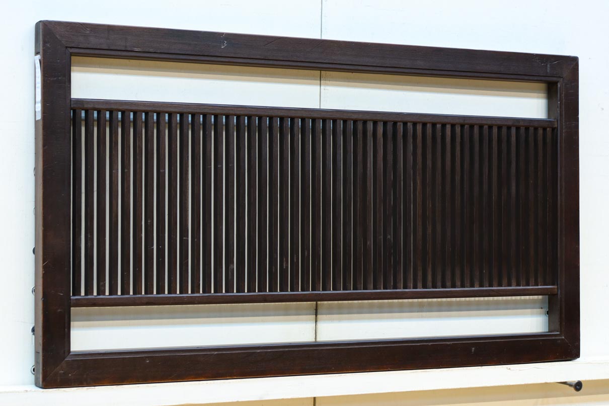 端然と並ぶ縦格子が映える小型欄間　EZ2790　在庫2枚