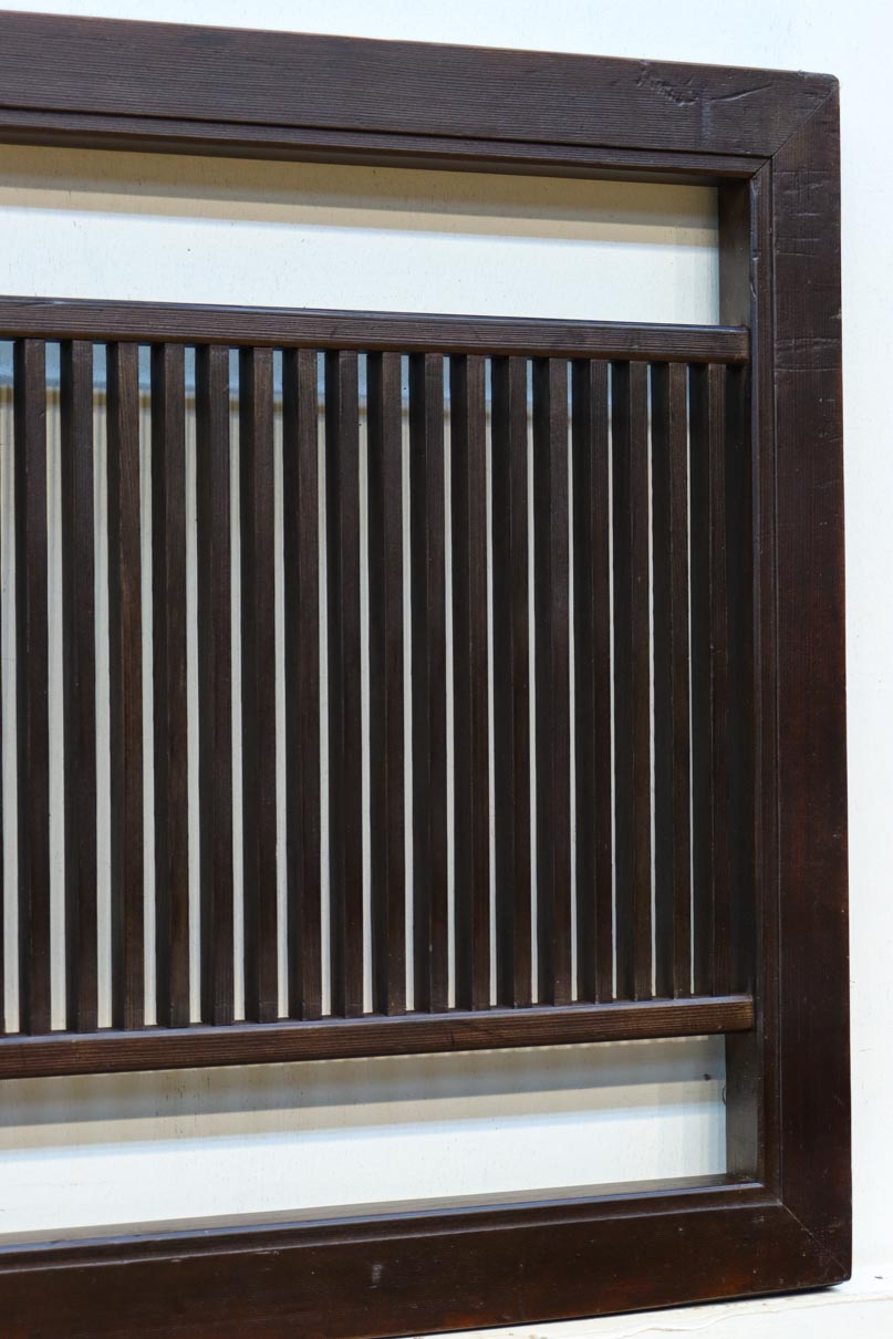 端然と並ぶ縦格子が映える小型欄間　EZ2790　在庫2枚