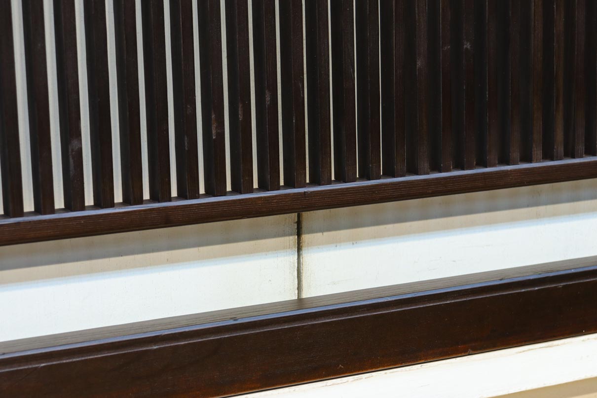 端然と並ぶ縦格子が映える小型欄間　EZ2790　在庫2枚