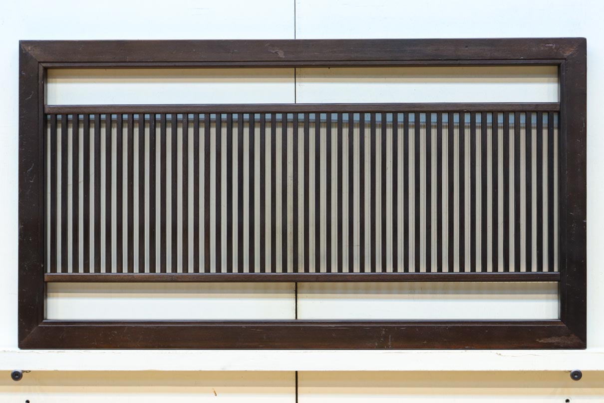 端然と並ぶ縦格子が映える小型欄間　EZ2790　在庫2枚