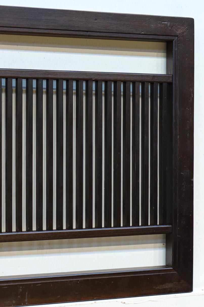 端然と並ぶ縦格子が映える小型欄間　EZ2790　在庫2枚