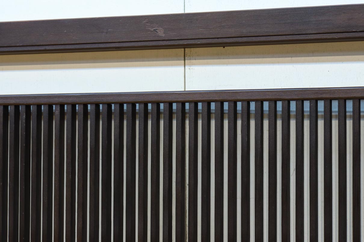 端然と並ぶ縦格子が映える小型欄間　EZ2790　在庫2枚