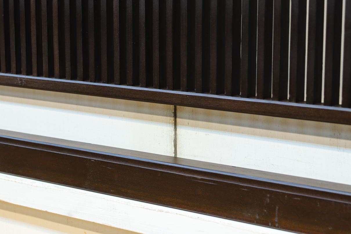 端然と並ぶ縦格子が映える小型欄間　EZ2790　在庫2枚