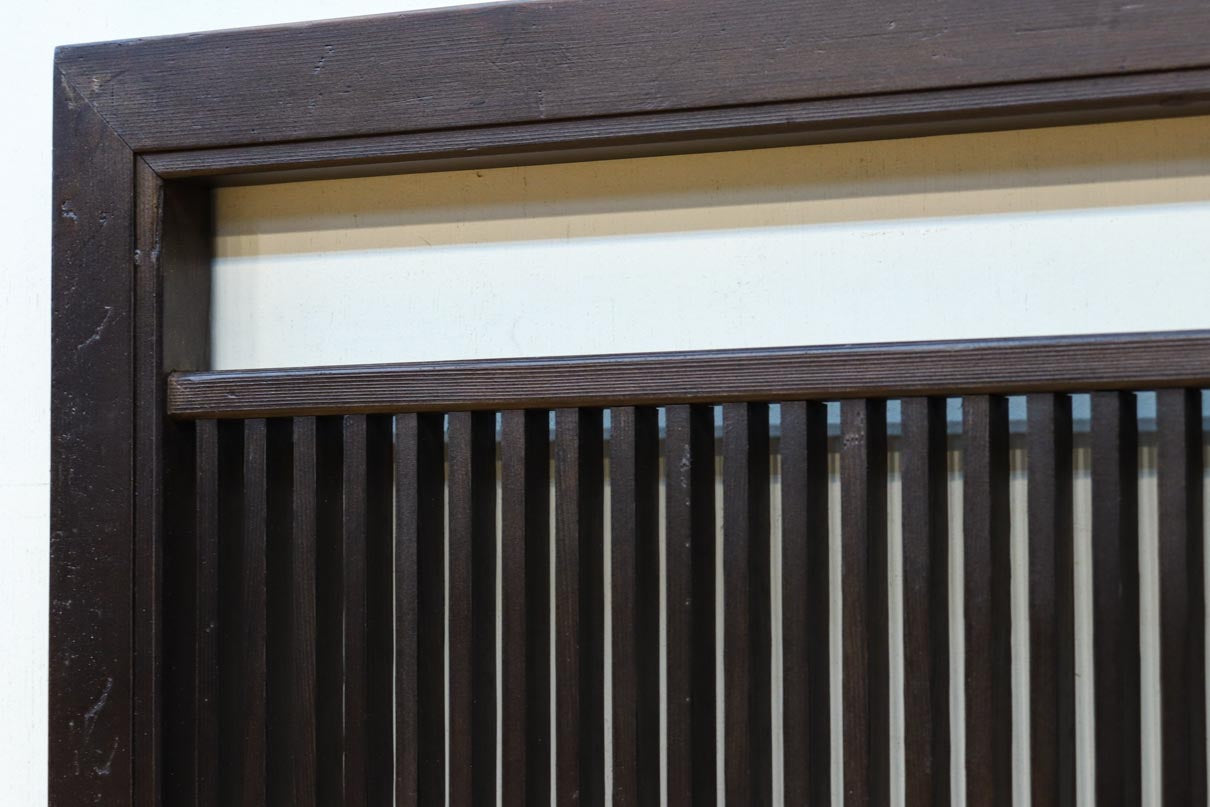 端然と並ぶ縦格子が映える小型欄間　EZ2790　在庫2枚