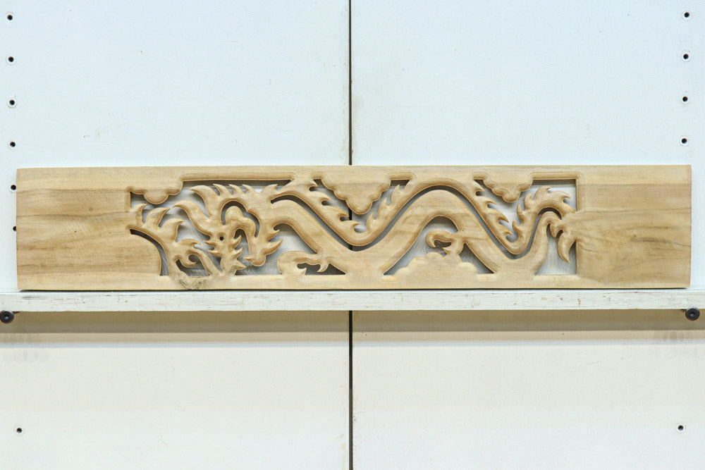 軽やかな龍の姿で愛嬌あるレリ－フ調彫刻飾り　EZ2806　在庫5枚