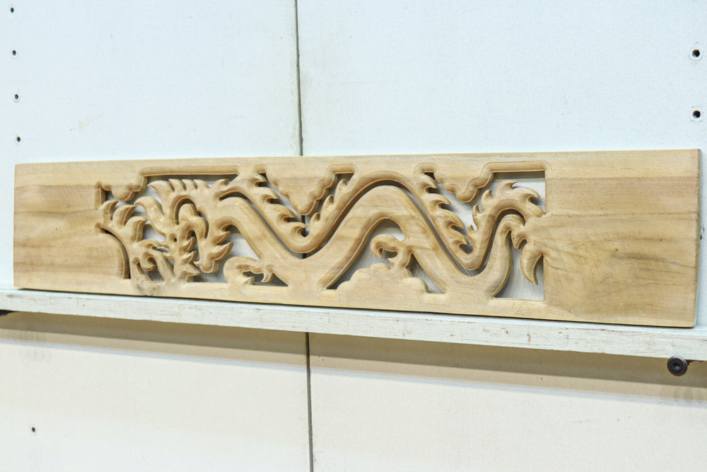 軽やかな龍の姿で愛嬌あるレリ－フ調彫刻飾り　EZ2806　在庫5枚