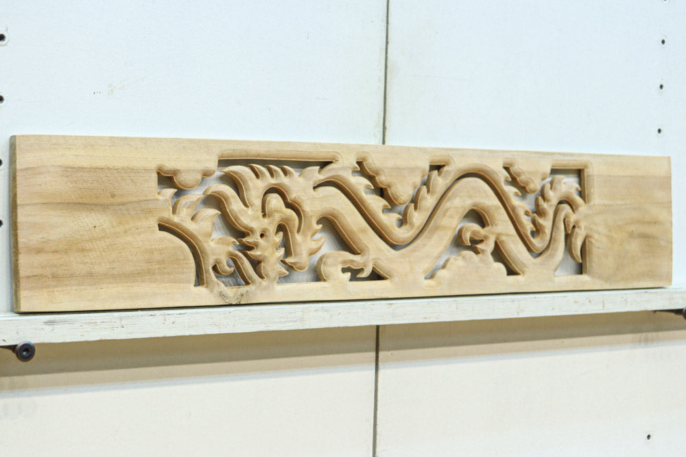 軽やかな龍の姿で愛嬌あるレリ－フ調彫刻飾り　EZ2806　在庫5枚