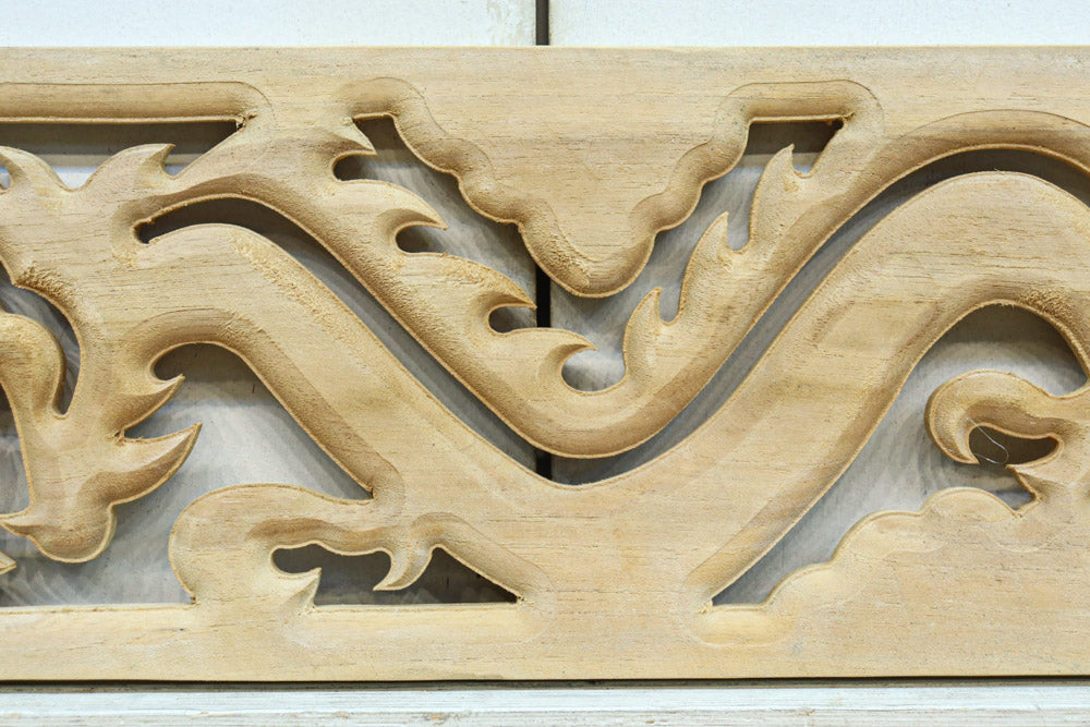 軽やかな龍の姿で愛嬌あるレリ－フ調彫刻飾り　EZ2806　在庫5枚