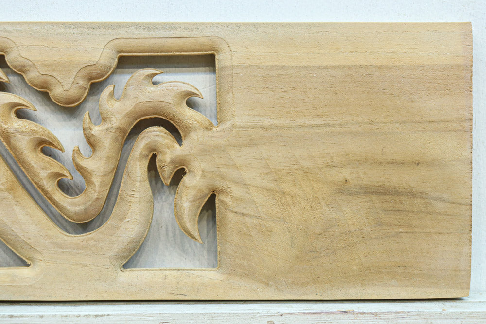 軽やかな龍の姿で愛嬌あるレリ－フ調彫刻飾り　EZ2806　在庫5枚