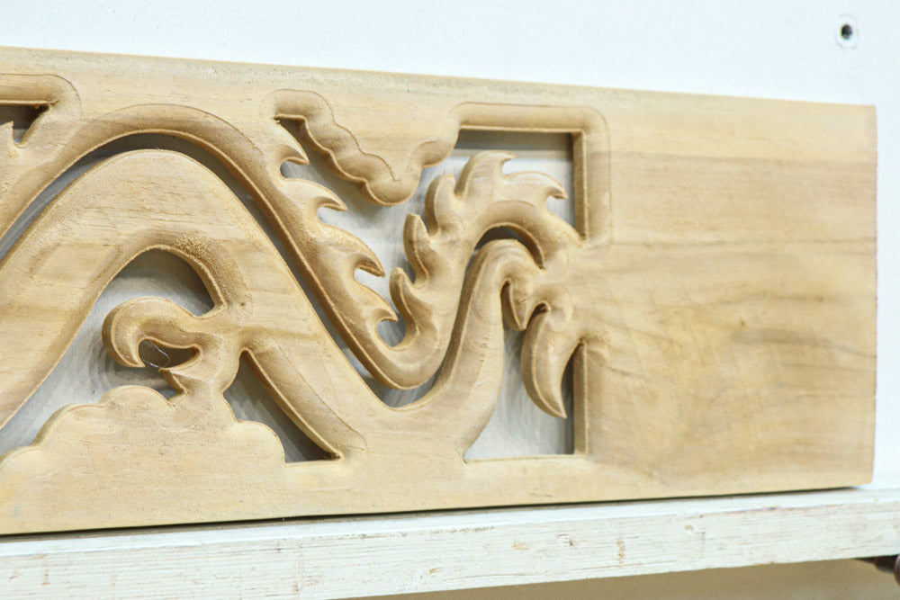 軽やかな龍の姿で愛嬌あるレリ－フ調彫刻飾り　EZ2806　在庫5枚