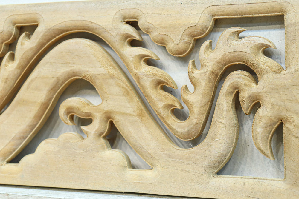 軽やかな龍の姿で愛嬌あるレリ－フ調彫刻飾り　EZ2806　在庫5枚