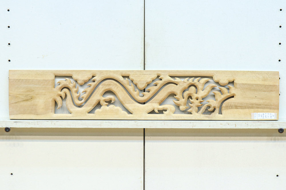 軽やかな龍の姿で愛嬌あるレリ－フ調彫刻飾り　EZ2806　在庫5枚