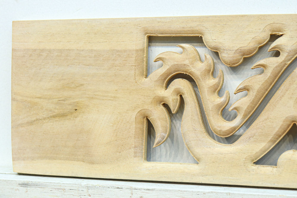 軽やかな龍の姿で愛嬌あるレリ－フ調彫刻飾り　EZ2806　在庫5枚