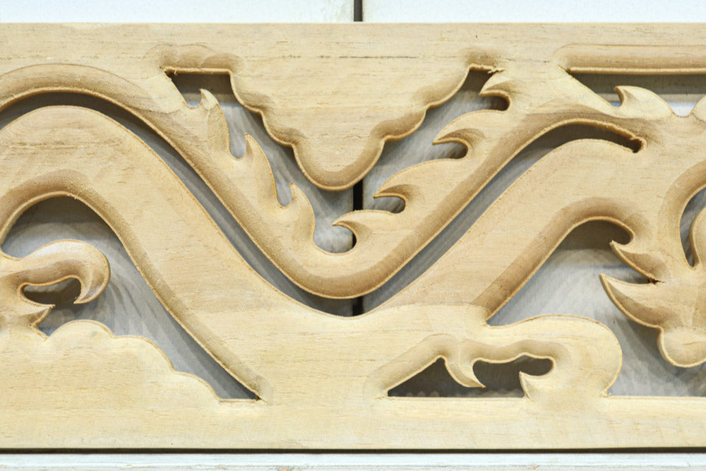 軽やかな龍の姿で愛嬌あるレリ－フ調彫刻飾り　EZ2806　在庫5枚