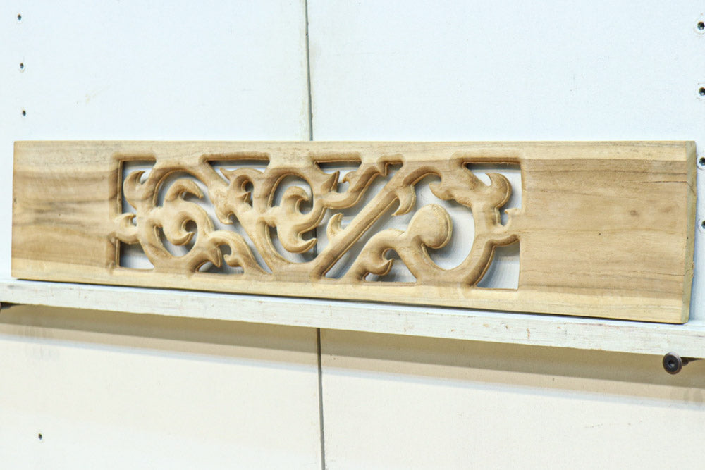 蔦の様にも見える個性的な模様を描いたレリ－フ調彫刻飾り　EZ2807　在庫5枚