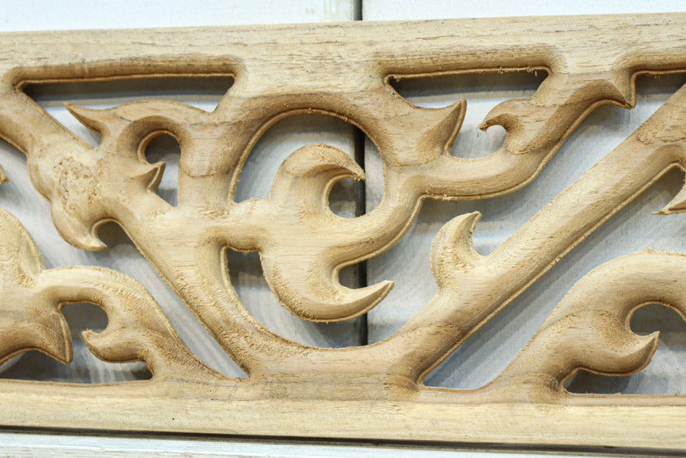 蔦の様にも見える個性的な模様を描いたレリ－フ調彫刻飾り　EZ2807　在庫5枚