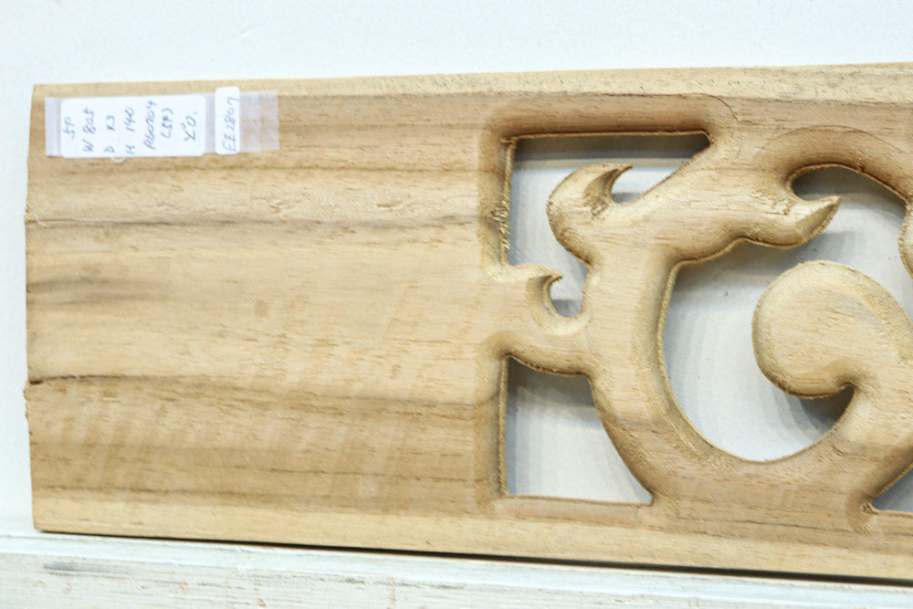 蔦の様にも見える個性的な模様を描いたレリ－フ調彫刻飾り　EZ2807　在庫5枚