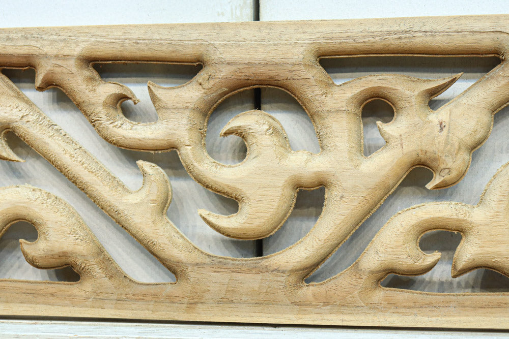 蔦の様にも見える個性的な模様を描いたレリ－フ調彫刻飾り　EZ2807　在庫5枚