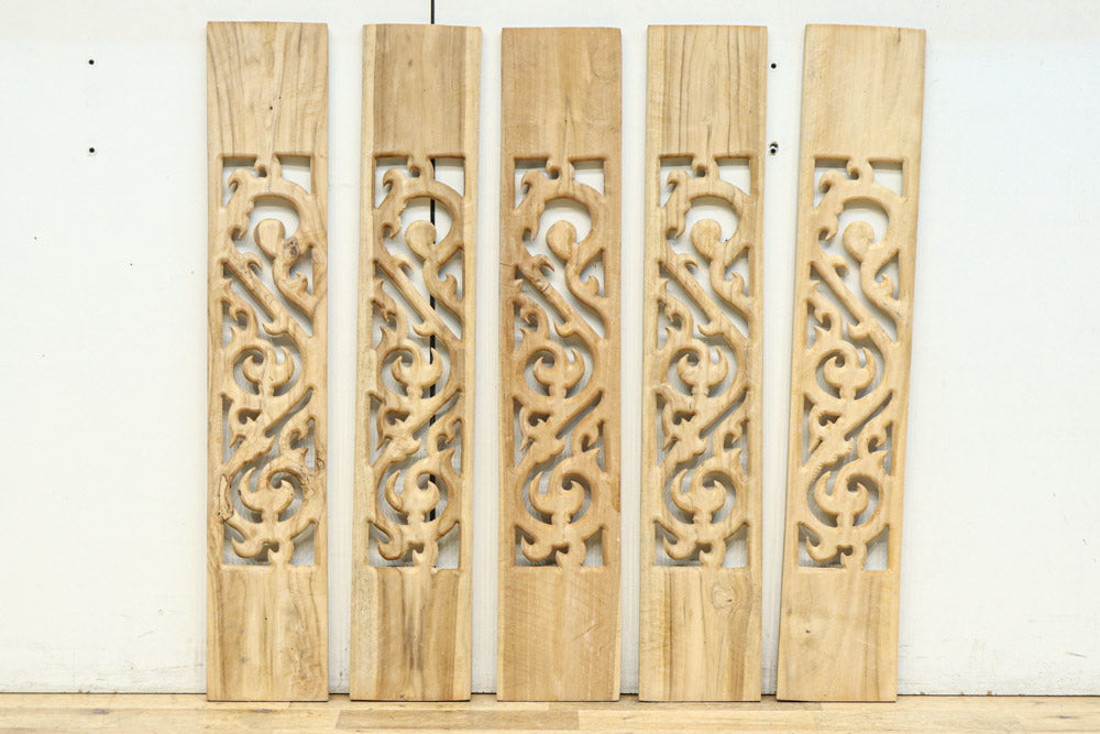 蔦の様にも見える個性的な模様を描いたレリ－フ調彫刻飾り　EZ2807　在庫5枚