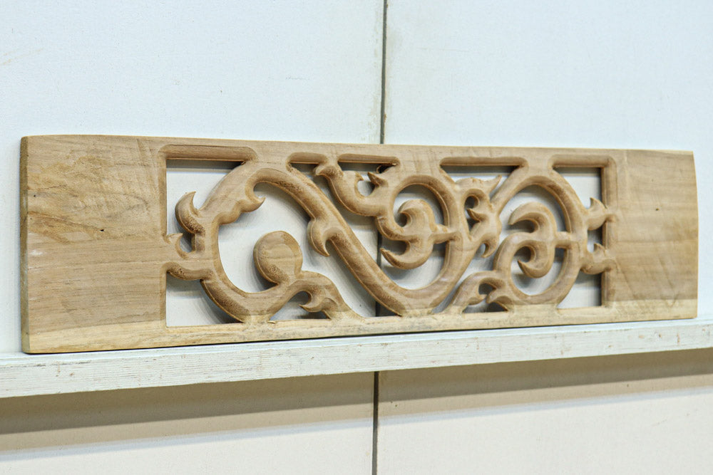 蔦をモチーフにしたユニークな模様を描いたレリ－フ調彫刻飾り　EZ2808　在庫5枚