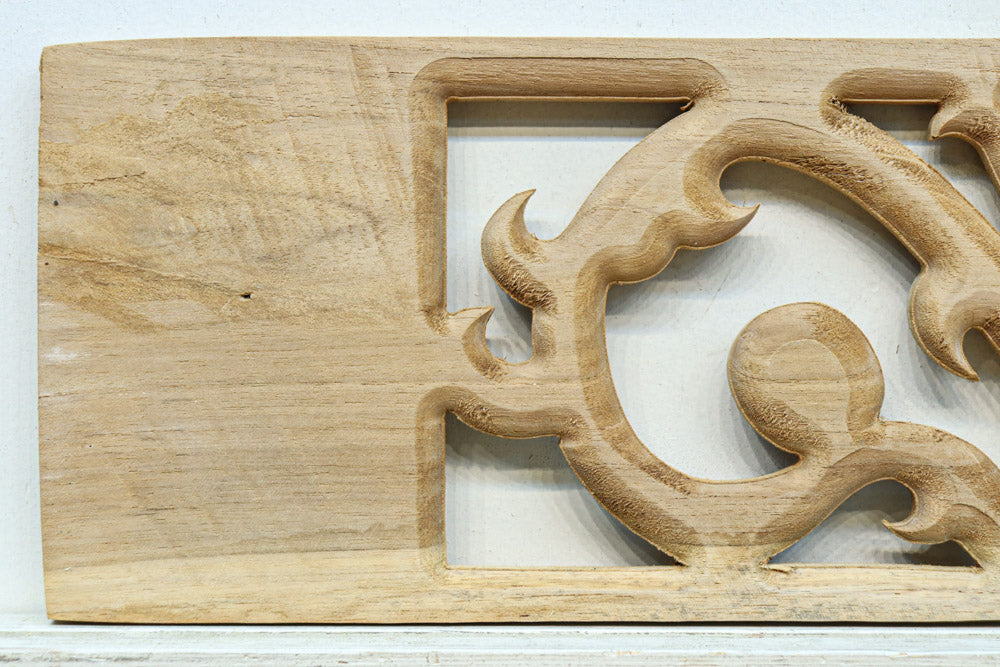 蔦をモチーフにしたユニークな模様を描いたレリ－フ調彫刻飾り　EZ2808　在庫5枚