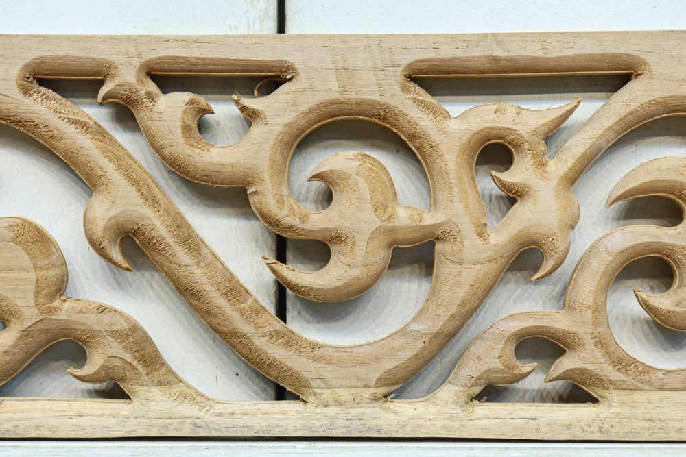 蔦をモチーフにしたユニークな模様を描いたレリ－フ調彫刻飾り　EZ2808　在庫5枚