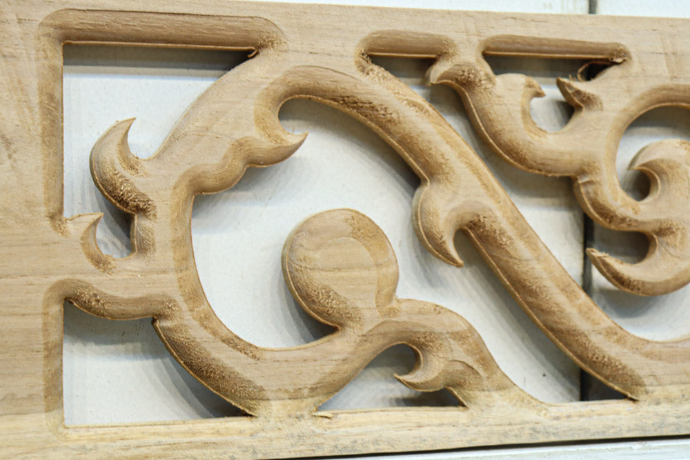 蔦をモチーフにしたユニークな模様を描いたレリ－フ調彫刻飾り　EZ2808　在庫5枚