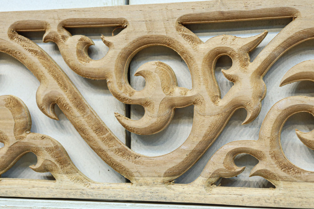 蔦をモチーフにしたユニークな模様を描いたレリ－フ調彫刻飾り　EZ2808　在庫5枚