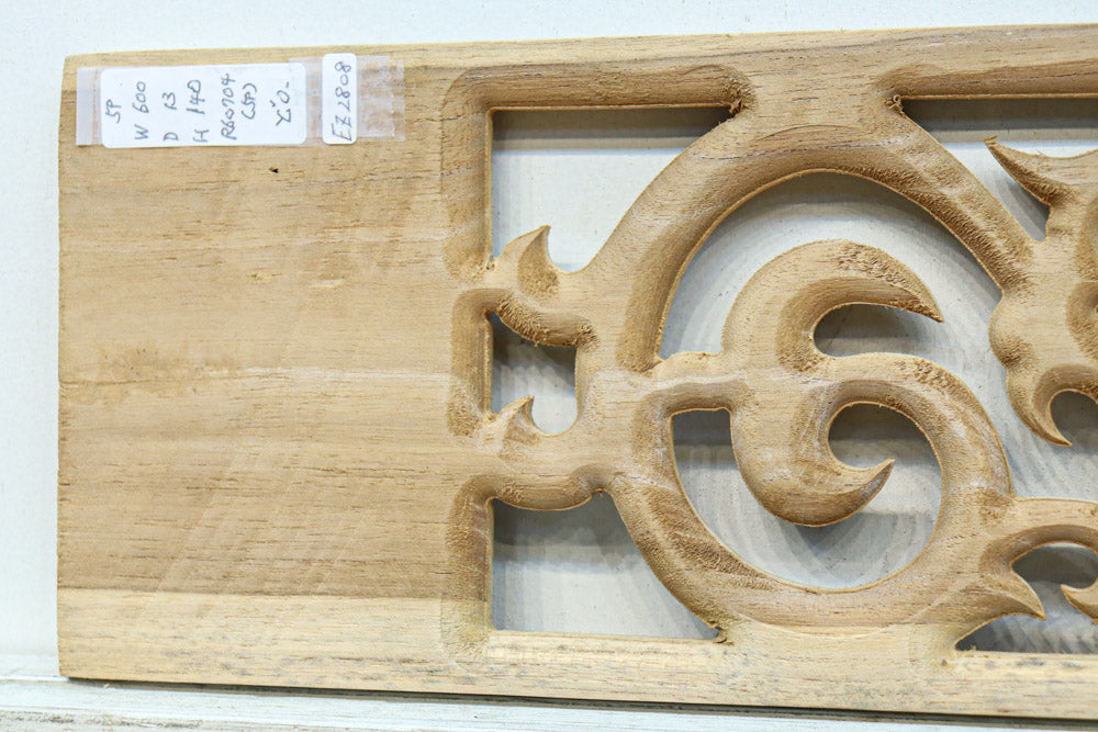 蔦をモチーフにしたユニークな模様を描いたレリ－フ調彫刻飾り　EZ2808　在庫5枚