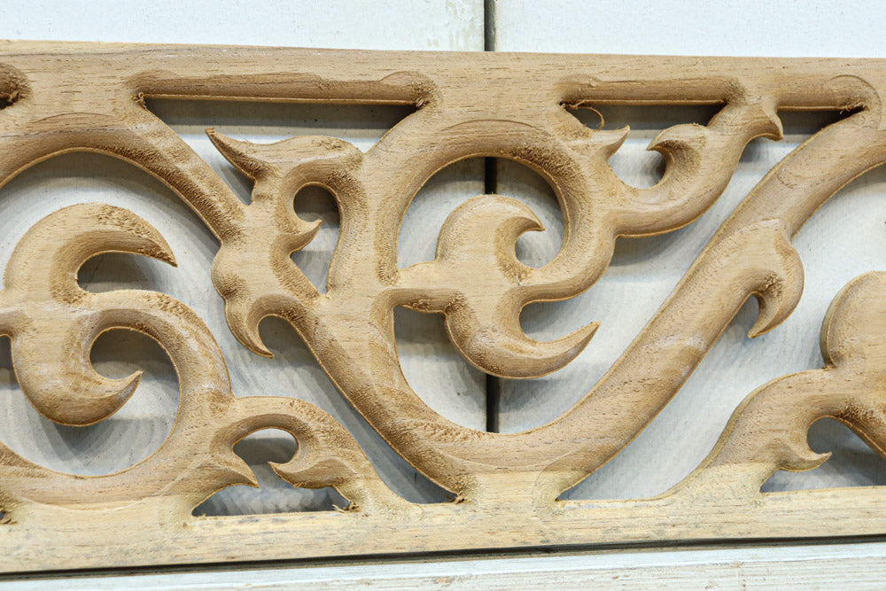 蔦をモチーフにしたユニークな模様を描いたレリ－フ調彫刻飾り　EZ2808　在庫5枚