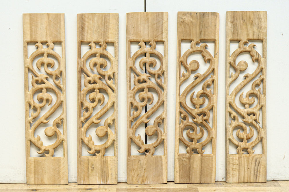 蔦をモチーフにしたユニークな模様を描いたレリ－フ調彫刻飾り　EZ2808　在庫5枚