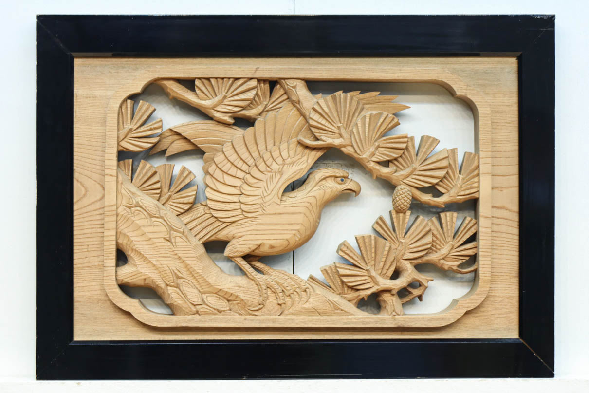 稀少サイズ‼︎見事な枝ぶりの松と鷹の彫刻小型欄間　EZ2809　在庫1枚