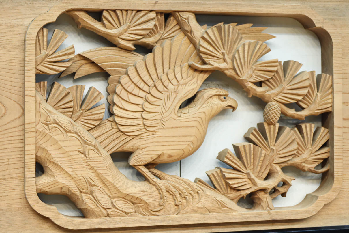 稀少サイズ‼︎見事な枝ぶりの松と鷹の彫刻小型欄間　EZ2809　在庫1枚