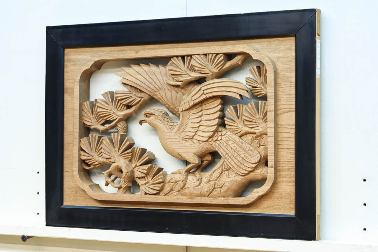 稀少サイズ‼︎見事な枝ぶりの松と鷹の彫刻小型欄間　EZ2809　在庫1枚