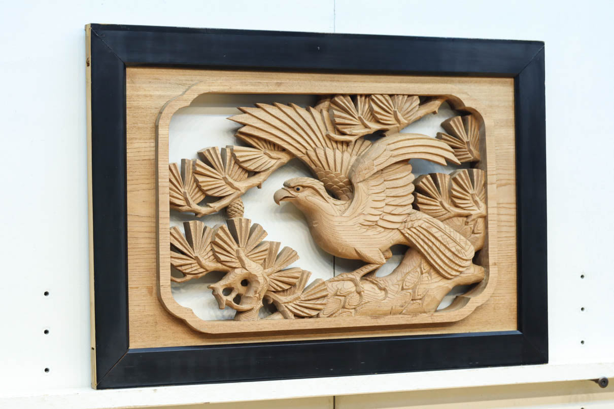 稀少サイズ‼︎見事な枝ぶりの松と鷹の彫刻小型欄間　EZ2809　在庫1枚