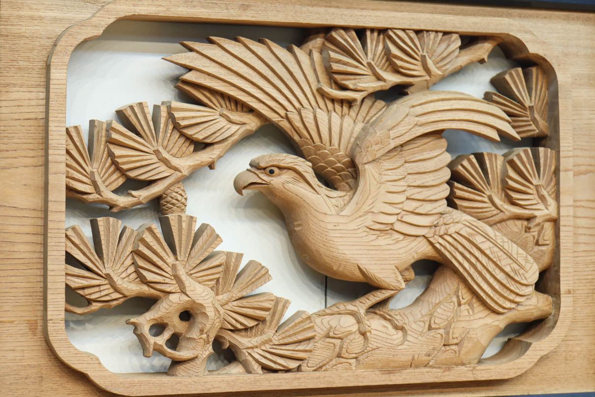 稀少サイズ‼︎見事な枝ぶりの松と鷹の彫刻小型欄間　EZ2809　在庫1枚