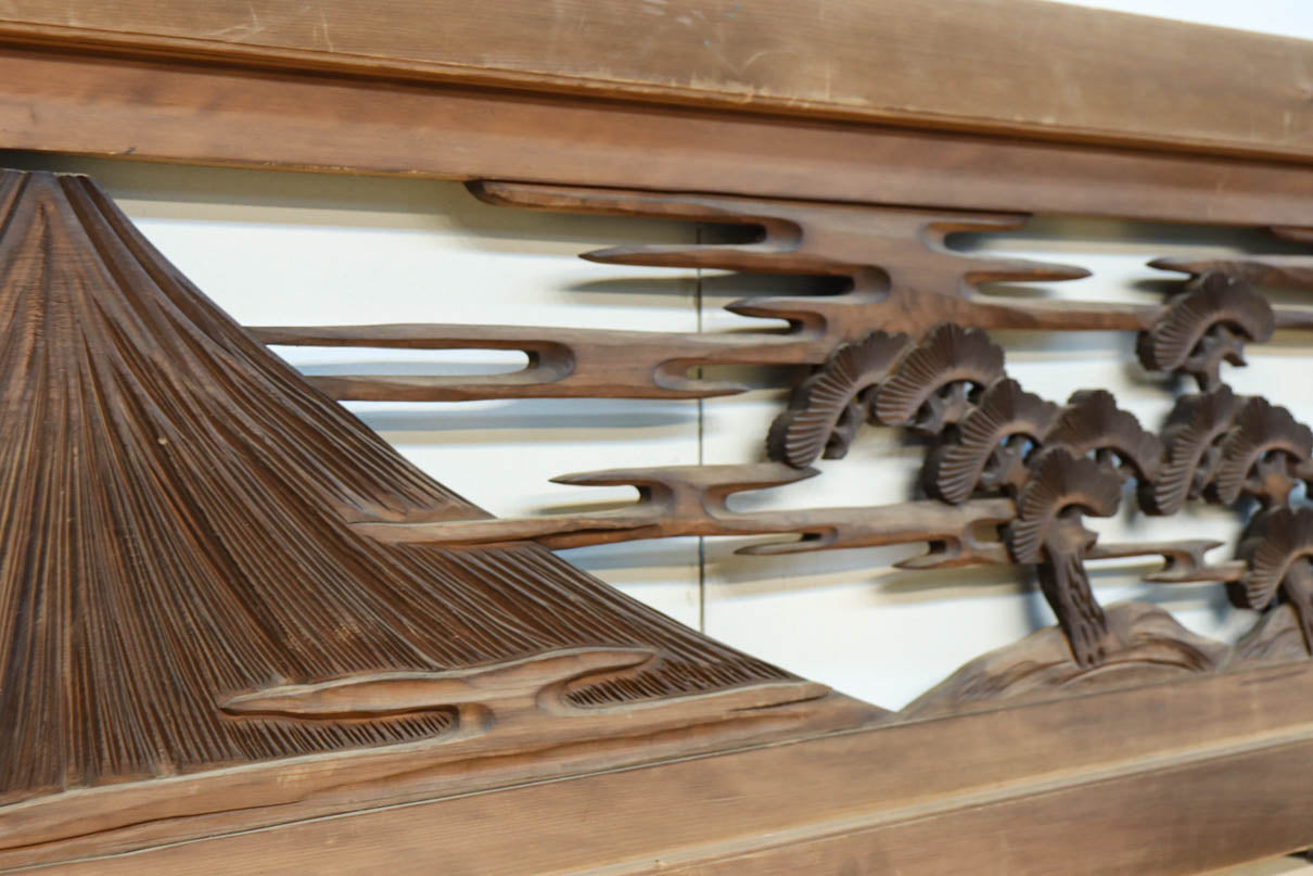 雄大な富士山と松の風景が美しい彫刻欄間　EZ2810　在庫1枚