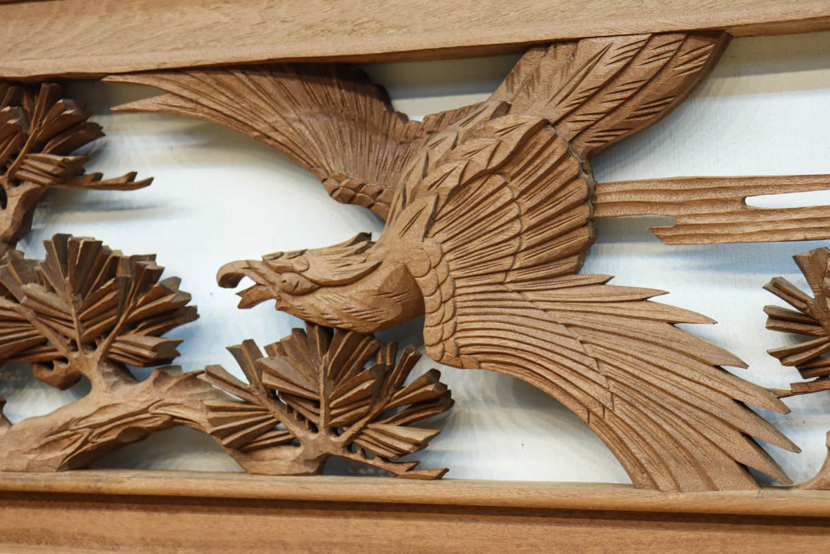 力強い鷹を描いた立体感のある彫刻欄間　EZ2813ab　在庫(a:1 b:1)枚