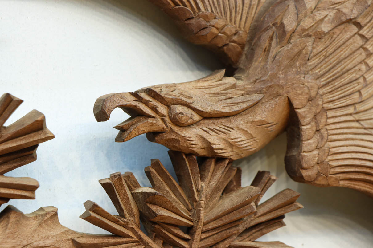 力強い鷹を描いた立体感のある彫刻欄間　EZ2813ab　在庫(a:1 b:1)枚