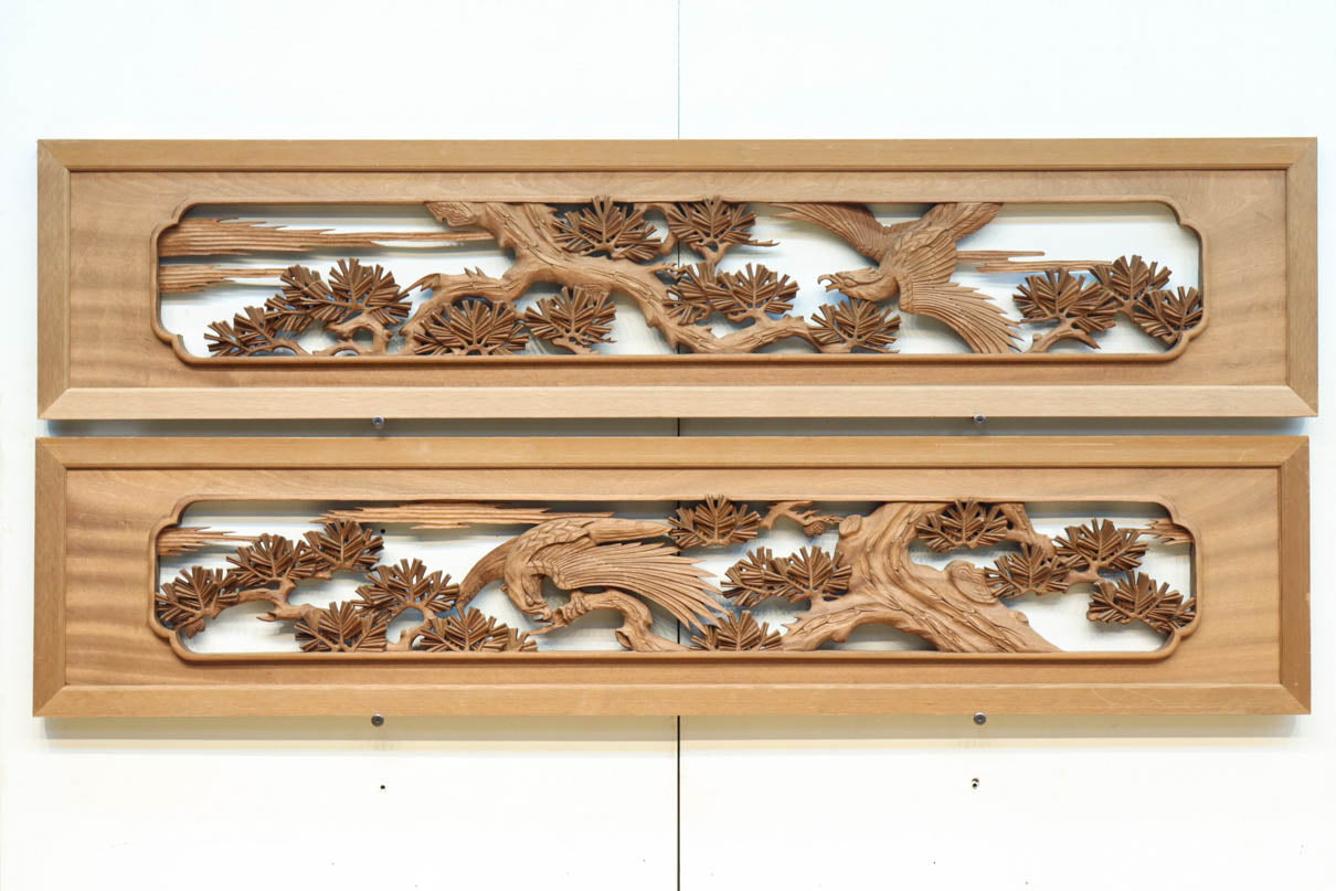 力強い鷹を描いた立体感のある彫刻欄間　EZ2813ab　在庫(a:1 b:1)枚